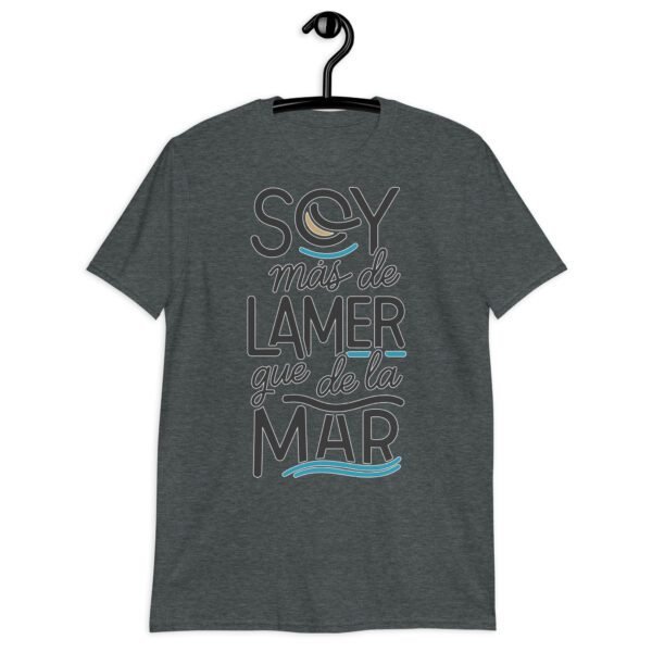 Camiseta original y única con la frase graciosa: Soy Más de Lamer que de La Mar, en color gris oscuro