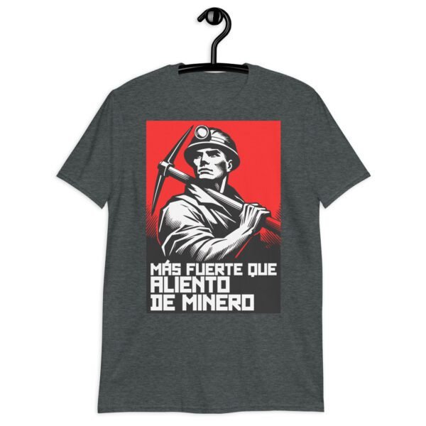 Camiseta original y única con la frase graciosa: Más Fuerte que el Aliento de un Minero, en color gris oscuro