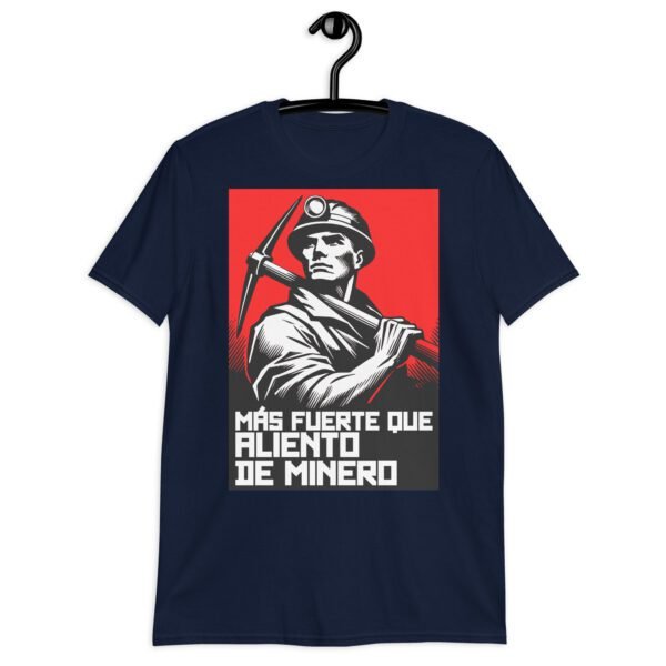 Camiseta original y única con la frase graciosa: Más Fuerte que el Aliento de un Minero, en color azul marino