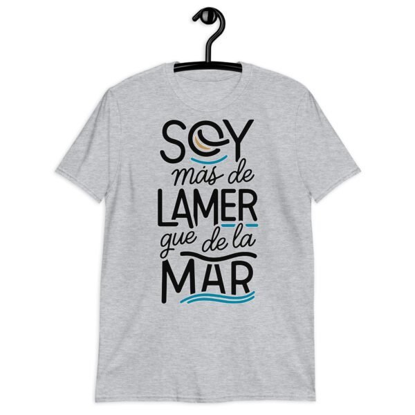 Camiseta original y única con la frase graciosa: Soy Más de Lamer que de La Mar, en color gris