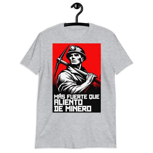 Camiseta original y única con la frase graciosa: Más Fuerte que el Aliento de un Minero, en color gris