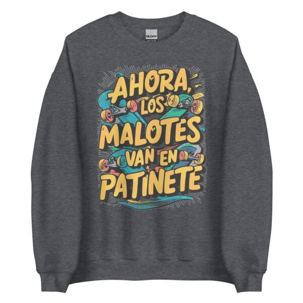 Sudadera original y única con la frase graciosa: AHORA LOS MALOTES van en patinete, en color gris oscuro