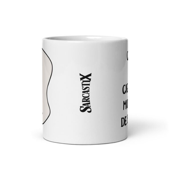 Taza original y única con la frase graciosa: Dignidad fumando Café y cigarro Muñeco de Barro, de frente