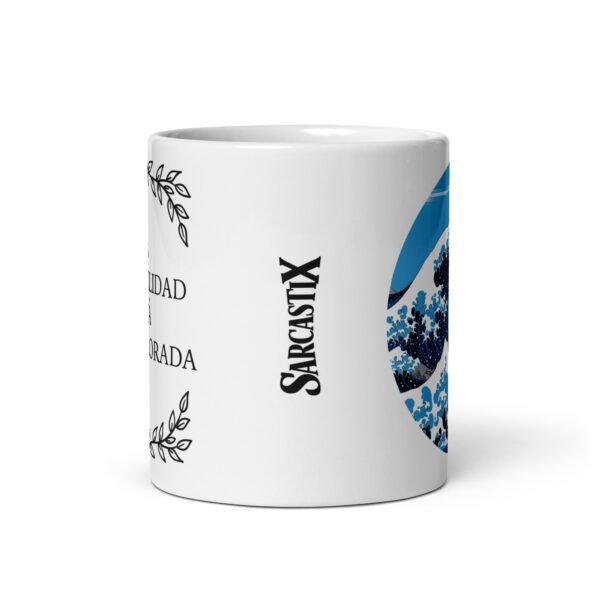 Taza original y única con la frase graciosa: La Tranquilidad está Sobrevalorada, de frente